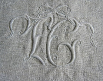 Serviette de table en lin pur Art Nouveau vintage 1 antique ~ monogramme en relief TG ~ broderie blanche ~ violettes ~ noeud ~ ruban de soie ~ France vers 1900