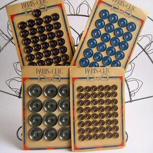 Könnte beinhalten: Drei Karten mit Vintage-Knöpfen mit dem Text "Paris-Chic" auf jeder Karte. Die Karten zeigen verschiedene Farben und Stile von Knöpfen, darunter Braun, Blau und Grau.