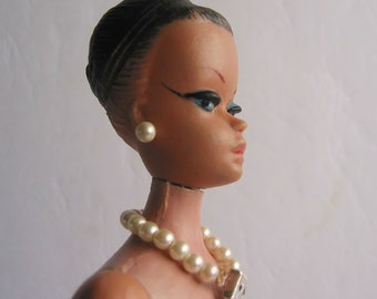 vintage Antique Rare Barbie Fashion Queen Doll Clone Hong Kong avec 3 perruques Boucles d’oreilles en perles Collier de perles Or Blanc Brocart Maillot de bain