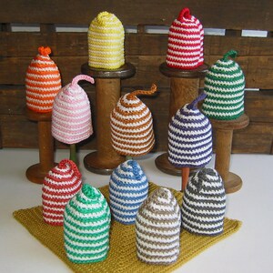 2 handgehäkelte geringelte Mini-Mütze Beanie Eierwärmer Eiermantel Geschenkverpackung 100% Baumwolle Geschenkset Buntstiftfarben Handarbeit