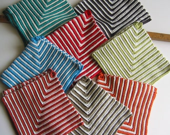 Handgehäkeltes 2er Set Topflappen/Topfuntersetzer aus 100% Baumwolle auch für Männerhände geeignet jeden Tag bunt mit einer anderen Farbe