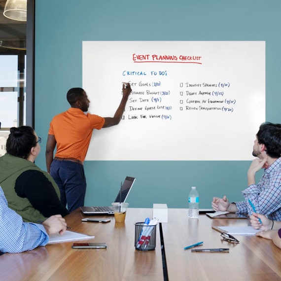 Un tableau blanc autocollant pour la salle de réunion et les bureaux