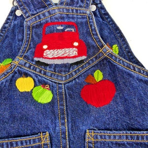 Salopette Carter's pour bébé en denim avec boutons-pression, 6 mois. Des pommes et des oranges sur le thème de la ferme et un petit camion de ferme rouge avec des revers de jambe à carreaux rouges et noirs