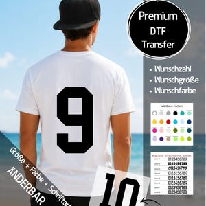 Könnte beinhalten: Ein weißes T-Shirt mit einer großen schwarzen Ziffer 9 auf dem Rücken und einer schwarzen Baseballkappe. Das Bild enthält Textüberlagerungen: Premium DTF Transfer, Wunschzahl, Wunschgröße, Wunschfarbe, wählbare Farben, mögliche Schriftarten Zahlen und ÄNDERBAR.