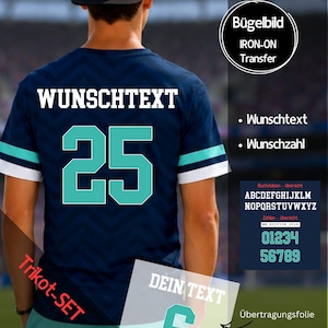 Könnte beinhalten: Ein dunkelblaues Trikot mit dezentem Zickzackmuster, auf dem Rücken mit weißem Text WUNSCHTEXT und der großen türkisfarbenen Nummer 25 bedruckt. Die Ärmel haben weiße und türkise Streifen. Ein Bügelbild zeigt das Alphabet und die Zahlen 0-9.