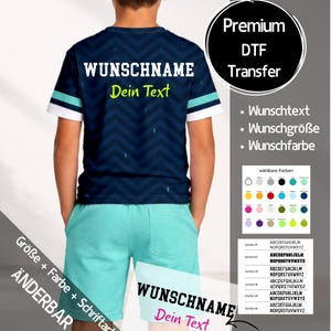 Könnte beinhalten: Ein dunkelblaues Kurzarm-T-Shirt mit Chevron-Muster, weißen und türkisfarbenen Ärmelbündchen sowie dem Text WUNSCHNAME und Dein Text. Das Bild enthält eine Farbpalette, Schriftarten und den Text Premium DTF Transfer, Wunschtext, Wunschgröße, Wunschfarbe.