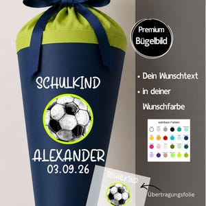 Könnte beinhalten: Eine dunkelblaue, kegelförmige Schultüte mit einem lindgrünen Stoffabschluss und einer dunkelblauen Schleife. Die Tüte zeigt ein Fußballmotiv, den Text SCHULKIND, ALEXANDER und 03.09.26. Ein separates Übertragungsblatt zeigt das gleiche Design.