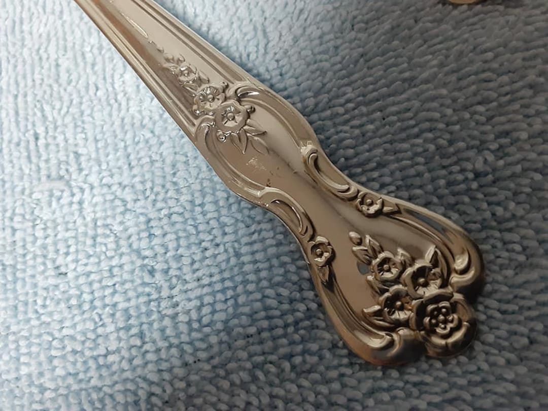 46 Piece Service for 8 Wm Rogers IS Silverplate Flatware Set