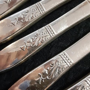 52 piece service for 8 Oneida Presentation silverplate flatware set