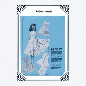 Può includere: Immagine vintage con una bambola Barbie in un abito all'uncinetto bianco e diversi altri capi all'uncinetto. Il testo "Barbie - Wardrobe" è in alto e "BEAD IT" è in alto a destra. L'immagine ha uno sfondo blu.
