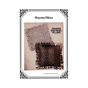 Pode incluir: Imagem de duas almofadas de macramé. A almofada superior é bege claro com franjas. A almofada inferior é castanho escuro com um padrão de diamante e franjas. O texto na imagem diz "Macrame Pillows" e "Diamond and Panel Pillows."