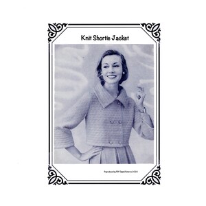 Peut inclure: Image en noir et blanc d'une femme portant une veste courte en tricot. La veste a un design croisé et un large col. L'image est encadrée d'une bordure décorative et comprend le texte "Knit Shortie Jacket".
