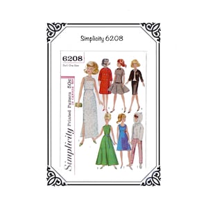 Puede incluir: Patrón de muñeca Simplicity 6208 con ilustraciones de muñecas con varios atuendos. El patrón incluye un vestido de encaje blanco, un abrigo rojo, un vestido a cuadros, un traje de falda negro, un vestido verde, un vestido azul y una chaqueta con capucha con pantalones a cuadros.
