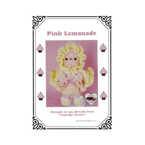 Puede incluir: Un patrón de muñeca de ganchillo titulado "Pink Lemonade" que presenta una muñeca con un gorro amarillo y un vestido rosa. La imagen incluye el texto "Brought to you directly from 'Cupcake Corner'" y el logotipo de Dumplin Designs.