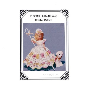 Puede incluir: Un patrón de ganchillo para una muñeca Little Bo Peep de 18-20 cm. La muñeca lleva un vestido blanco con detalles florales rosas y amarillos, un gorro y sostiene un cayado. Un perro blanco está a su lado. El texto dice "7-8" Doll - Little Bo Peep Crochet Pattern."