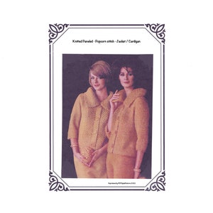 以下が含まれることがあります： お揃いの黄色のニットジャケットとパンツを着た女性2人。 ジャケットはポップコーンステッチのデザインと大きな襟が特徴です。 画像は装飾的なボーダーで縁取られ、「Knitted Paneled - Popcorn stitch - Jacket / Cardigan」というテキストが含まれています。