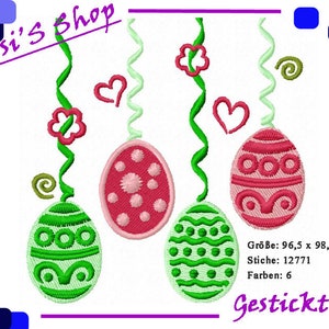 Könnte beinhalten: Drei gestickte Ostereier, die an grünen und weißen, lockigen Bändern hängen. Die Eier sind mit rosa, grünen und weißen Punkten und Schnörkeln verziert. Der Text "Größe: 96,5 x 98,8 cm, Stiche: 12771, Farben: 6, Gestickt" befindet sich am unteren Rand des Bildes.