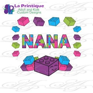 Könnte beinhalten: Ein farbenfrohes Design mit dem Wort "NANA", das mit bunten Lego-Steinen geschrieben ist. Das Design ist von kleineren Lego-Steinen in verschiedenen Farben umgeben, darunter rosa, blau, grün und lila.