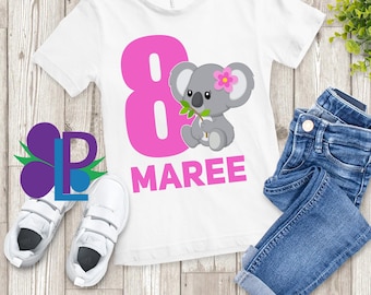 Könnte beinhalten: Weißes T-Shirt mit einer pinkfarbenen Zahl 8 und einem Koalabären-Motiv. Der Text "MAREE" befindet sich unter der Zahl.