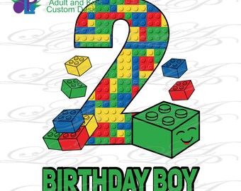 Puede incluir: Un número dos colorido hecho de bloques de Lego con un bloque de Lego verde con una cara sonriente. El texto "Birthday Boy" está escrito en letras verdes debajo del número.