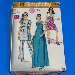 Puede incluir: Un sobre de patrón de costura Simplicity, número 8786, con ilustraciones de tres conjuntos diferentes: un conjunto de túnica y pantalones, un vestido largo liso de color verde azulado y un vestido corto con estampado floral. El sobre indica la talla 12.
