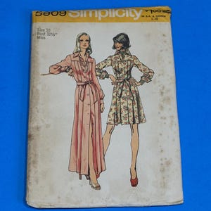 Puede incluir: Un sobre de patrón de costura vintage Simplicity, número 5909, para un vestido de talla 10 con un busto de 82,5 cm. La portada presenta ilustraciones de dos variantes de vestido: uno largo de color rosa sólido y otro más corto con flores.