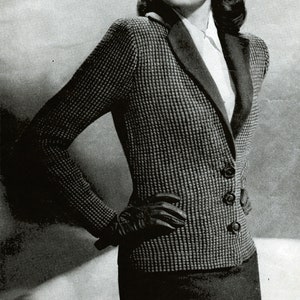 Può includere: Un ensemble in stile vintage in bianco e nero. Include un blazer fantasia con colletto scuro e tre bottoni, un cappello e guanti abbinati. Il blazer è abbinato a una gonna e una camicia bianca con colletto.