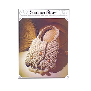 以下が含まれることがあります： ベージュのマクラメハンドバッグ。木製のビーズとタッセルで飾られています。画像には「Summer Straw」と「Boutique design and natural straw color, for that fun bohemian flair」というテキストが含まれています。