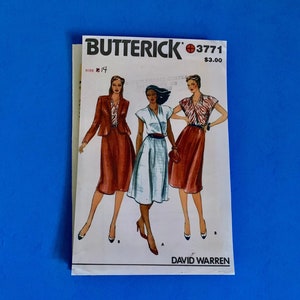 Op de afbeelding: Een vintage Butterick naaipatroon, maat 14, met illustraties van damesmode-ontwerpen. De omslag toont drie verschillende outfits, waaronder een pak, een jurk en een top met een rok. Het patroon is gelabeld "3771" en bevat de naam van de ontwerper, David Warren.
