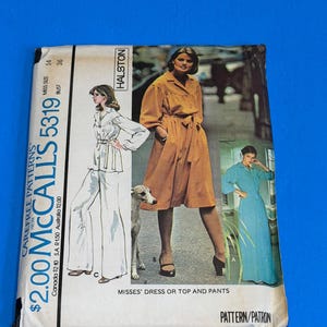 Può includere: Una busta per cartamodello McCall's 5319 per un vestito o un top e pantaloni. La copertina presenta illustrazioni e fotografie dei capi in giallo senape e verde acqua, con il testo Halston, Miss Size 14 e Bust 36 stampato chiaramente.