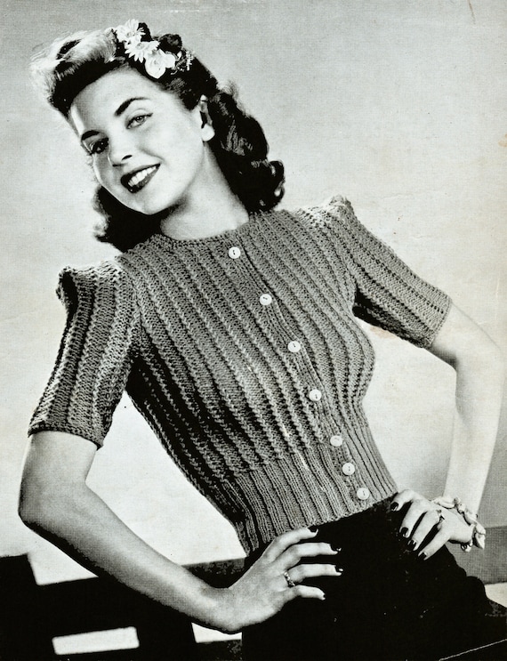 Modello di maglia a coste con bottoni sul davanti degli anni 40