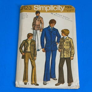 Puede incluir: Un sobre de patrón de costura vintage Simplicity, número 9123, con ilustraciones de cuatro conjuntos diferentes de chaqueta y pantalón. El texto incluye 'Simplicity', 'Size 38', 'Chest 38', 'Waist 32' y 'Men'. Los conjuntos se muestran en varios colores.