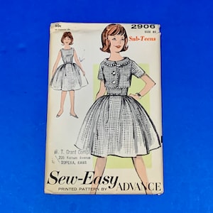 Puede incluir: Patrón de costura vintage para un vestido Sub-Teens, con un diseño a cuadros en blanco y negro. La portada del patrón incluye ilustraciones del vestido y el texto "Sew-Easy Advance". El patrón es de W. T. Grant Company.