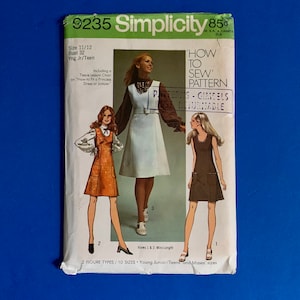 Puede incluir: Patrón de costura Simplicity vintage 9235, con ilustraciones de vestidos y un mono. El patrón incluye instrucciones para tallas jóvenes junior, adolescentes y señoritas. La portada dice "How to Sew Pattern".