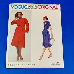 Pode incluir: Um padrão de costura vintage Vogue Paris Original com ilustrações de dois vestidos. O padrão é rotulado "Pierre Balmain" e inclui o texto "VOGUE PARIS ORIGINAL" no topo. O número do padrão é 1481.