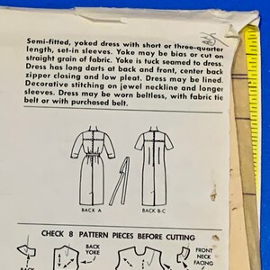 Puede incluir: Patr&oacute;n de costura vintage con ilustraciones de un vestido semi-entallado con canes&uacute;. El patr&oacute;n incluye diagramas de las vistas delantera y trasera, junto con instrucciones y diagramas de piezas. El texto describe el vestido.