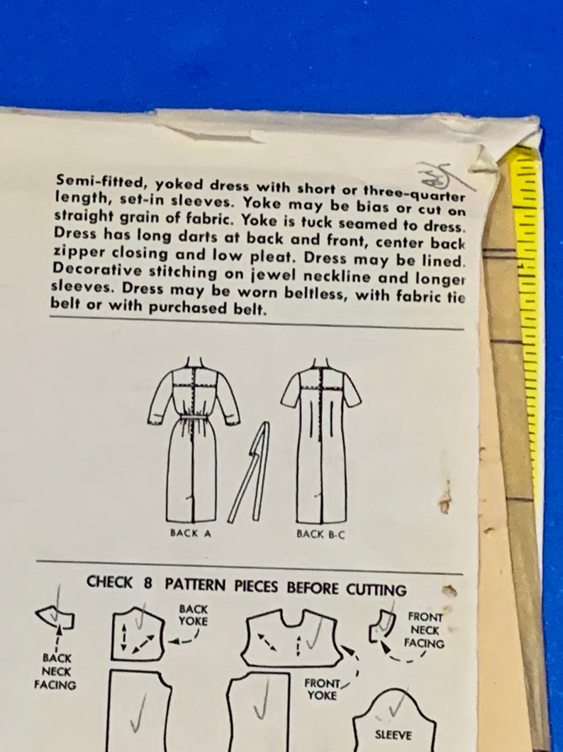 Puede incluir: Patr&oacute;n de costura vintage con ilustraciones de un vestido semi-entallado con canes&uacute;. El patr&oacute;n incluye diagramas de las vistas delantera y trasera, junto con instrucciones y diagramas de piezas. El texto describe el vestido.