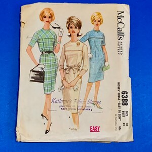 Puede incluir: Patr&oacute;n de costura McCall's vintage para vestidos de mujer. El patr&oacute;n presenta ilustraciones de tres vestidos de varios estilos. El patr&oacute;n est&aacute; etiquetado como "F&aacute;cil de coser" e incluye la talla 12 y el contorno de busto 81 cm.