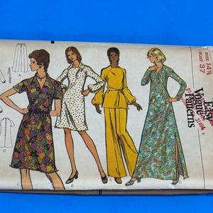 Può includere: Busta di modelli Vogue vintage con illustrazioni di modelli di abbigliamento femminile. I modelli includono un abito con stampa floreale, un abito a pois, un tailleur pantalone giallo e un abito lungo con stampa floreale. Il testo sulla busta recita "Very Easy Vogue Patterns".