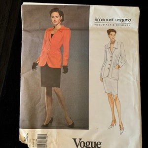 Puede incluir: Un patrón de costura vintage de Vogue Patterns con un diseño de Emanuel Ungaro. El patrón muestra a una mujer con una blazer coral y una falda negra. El patrón incluye el texto "emanuel ungaro" y "Vogue Patterns".