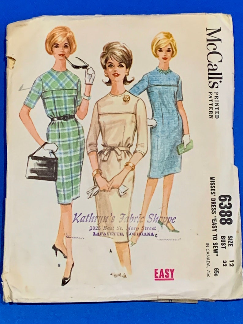 Puede incluir: Sobre de patr&oacute;n de costura McCall's vintage con ilustraciones de tres vestidos. El sobre muestra el n&uacute;mero de patr&oacute;n 6388, la talla 12 y el texto "Easy to Sew". Los vestidos son de cuadros verdes, beige y azul claro.
