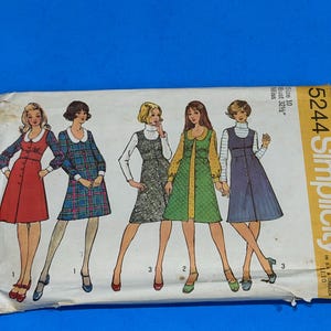 Puede incluir: Un sobre de patrón de costura Simplicity, número 5244, para talla 10 con un busto de 82,5 cm. El frente presenta ilustraciones de cinco estilos de vestidos diferentes, incluyendo diseños en rojo sólido, cuadros azules, gris, verde y azul sólido.