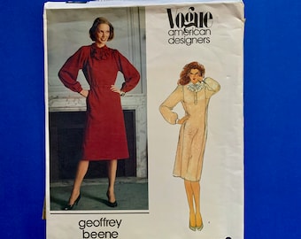 Könnte beinhalten: Vintage Vogue American Designers Schnittmuster von Geoffrey Beene. Das Schnittmustercover zeigt Illustrationen von zwei Kleidern. Das Cover ist weiß mit schwarzem Text auf blauem Hintergrund.