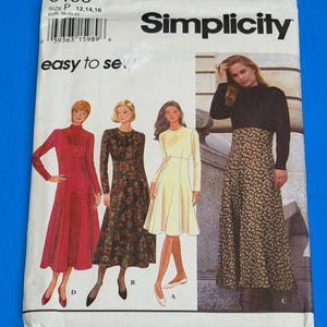 Puede incluir: Un sobre de patrón de costura Simplicity 9196 para tallas P, 12, 14, 16. El frente muestra ilustraciones de cuatro variaciones de vestidos: un vestido rojo liso de manga larga, un vestido oscuro con flores, un vestido crema y una falda con flores.