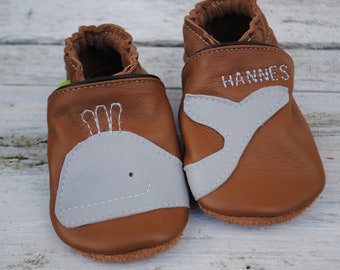 Crawling shoes whale with name, cappucchino gray