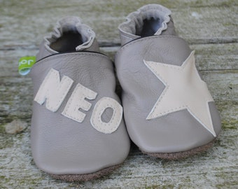 Crawler shoes star with name, nude cream