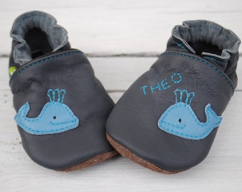 Krabbelschuhe kleine Wale mit Namen, grau-hellblau