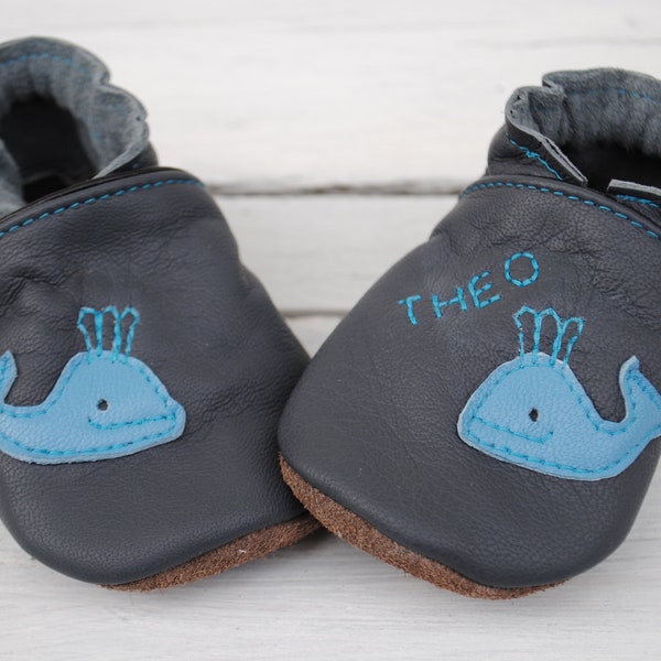 Krabbelschuhe kleine Wale mit Namen, grau-hellblau