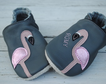 Zapatitos de bebe flamenco con nombre gris-rosa empolvado