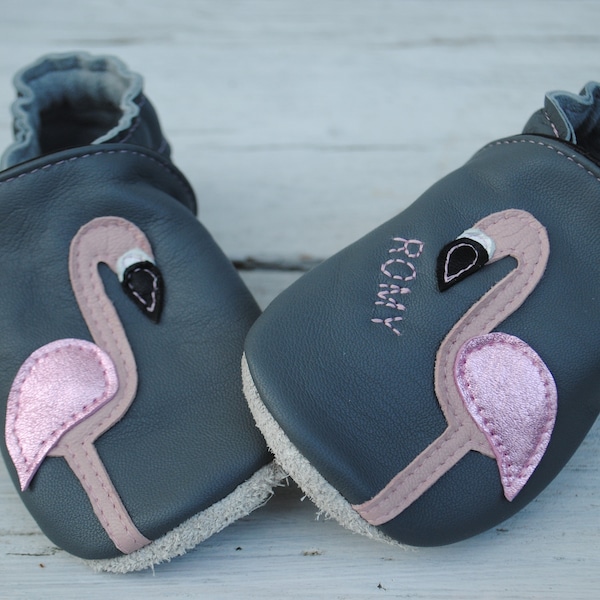 Krabbelschuhe Flamingo mit Namen, grau-puderrosa